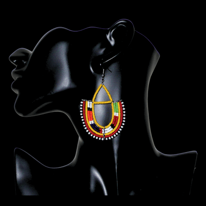 Boucles d'oreilles africaines traditionnelles aux couleurs ethniques et motifs Massai rappelant le style afro chic des années 70 : elles se composent de perles de rocaille jaunes et multicolores fixées sur des structures en fils de fer en forme d'ancres. Elles mesurent 7.5 cm de long et 4.5 cm de large, elles se portent avec des crochets en acier inoxydable sur des oreilles percées.