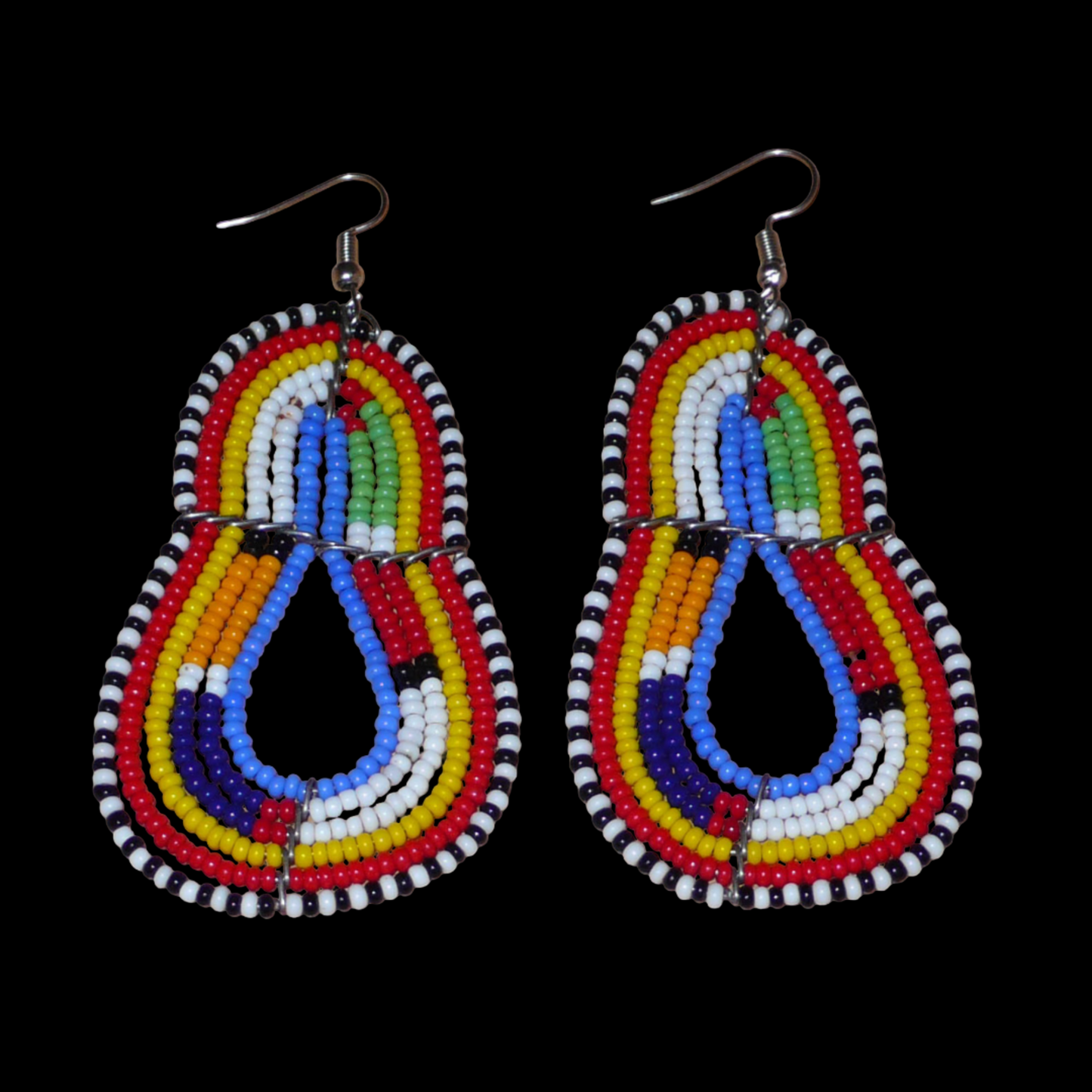Ajoutez un éclat de couleurs à votre tenue avec cette paire de boucles d'oreilles africaines à motifs ethniques traditionnels Massai ! Confectionnées de façon artisanale au Kenya, elles se composent de perles de rocaille bleues et multicolores enfilées sur des structures en fils de fer montés en forme de poires. Ces boucles d'oreilles colorées mesurent 8.5 cm de long et 4 cm de large ; elles se portent avec des crochets en acier inoxydable sur des oreilles percées.