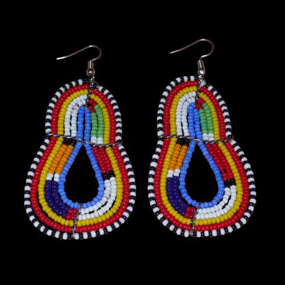 Ajoutez un éclat de couleurs à votre tenue avec cette paire de boucles d'oreilles africaines à motifs ethniques traditionnels Massai ! Confectionnées de façon artisanale au Kenya, elles se composent de perles de rocaille bleues et multicolores enfilées sur des structures en fils de fer montés en forme de poires. Ces boucles d'oreilles colorées mesurent 8.5 cm de long et 4 cm de large ; elles se portent avec des crochets en acier inoxydable sur des oreilles percées.