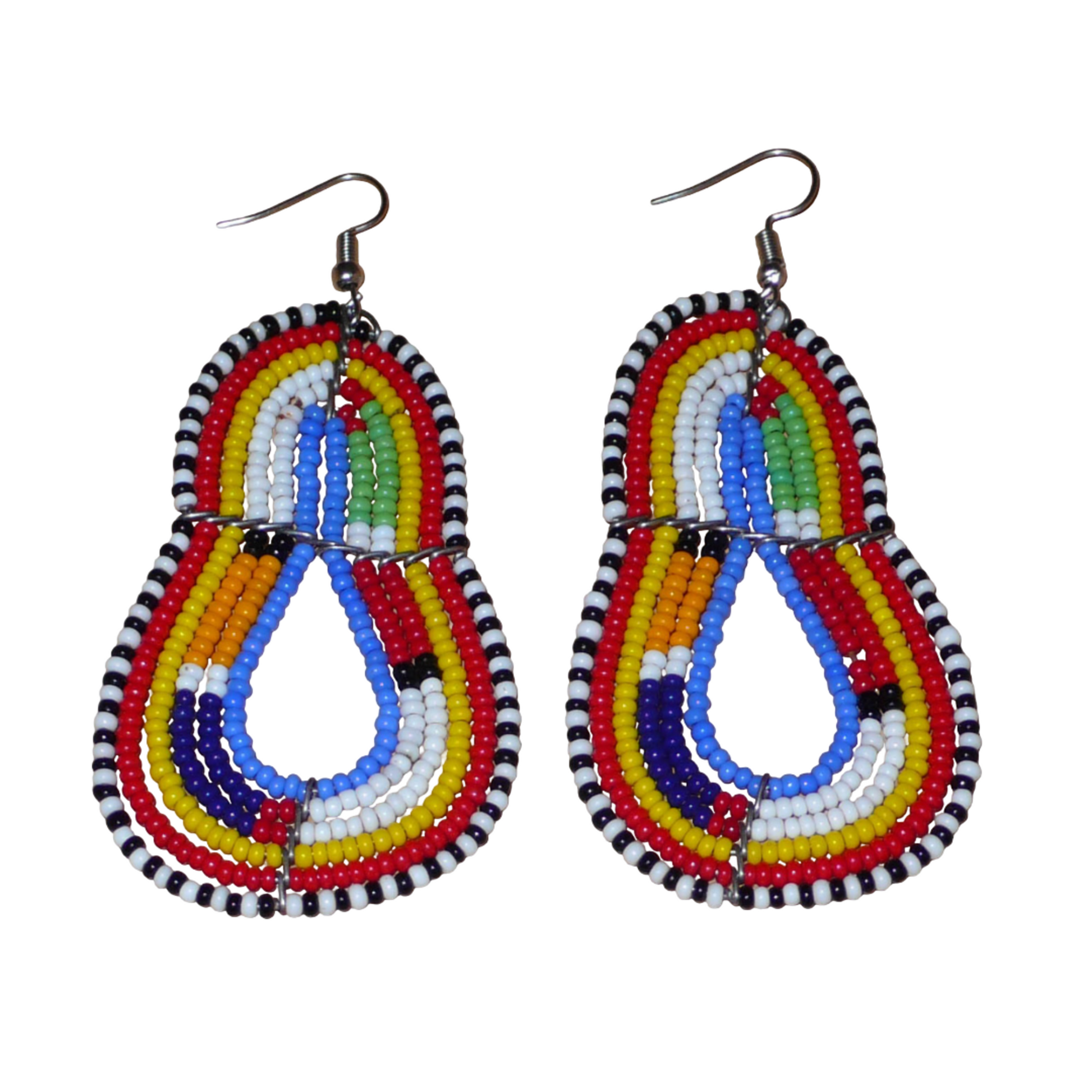 Ajoutez un éclat de couleurs à votre tenue avec cette paire de boucles d'oreilles africaines à motifs ethniques traditionnels Massai ! Confectionnées de façon artisanale au Kenya, elles se composent de perles de rocaille bleues et multicolores enfilées sur des structures en fils de fer montés en forme de poires. Ces boucles d'oreilles colorées mesurent 8.5 cm de long et 4 cm de large ; elles se portent avec des crochets en acier inoxydable sur des oreilles percées.