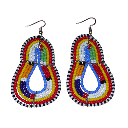 Ajoutez un éclat de couleurs à votre tenue avec cette paire de boucles d'oreilles africaines à motifs ethniques traditionnels Massai ! Confectionnées de façon artisanale au Kenya, elles se composent de perles de rocaille bleues et multicolores enfilées sur des structures en fils de fer montés en forme de poires. Ces boucles d'oreilles colorées mesurent 8.5 cm de long et 4 cm de large ; elles se portent avec des crochets en acier inoxydable sur des oreilles percées.