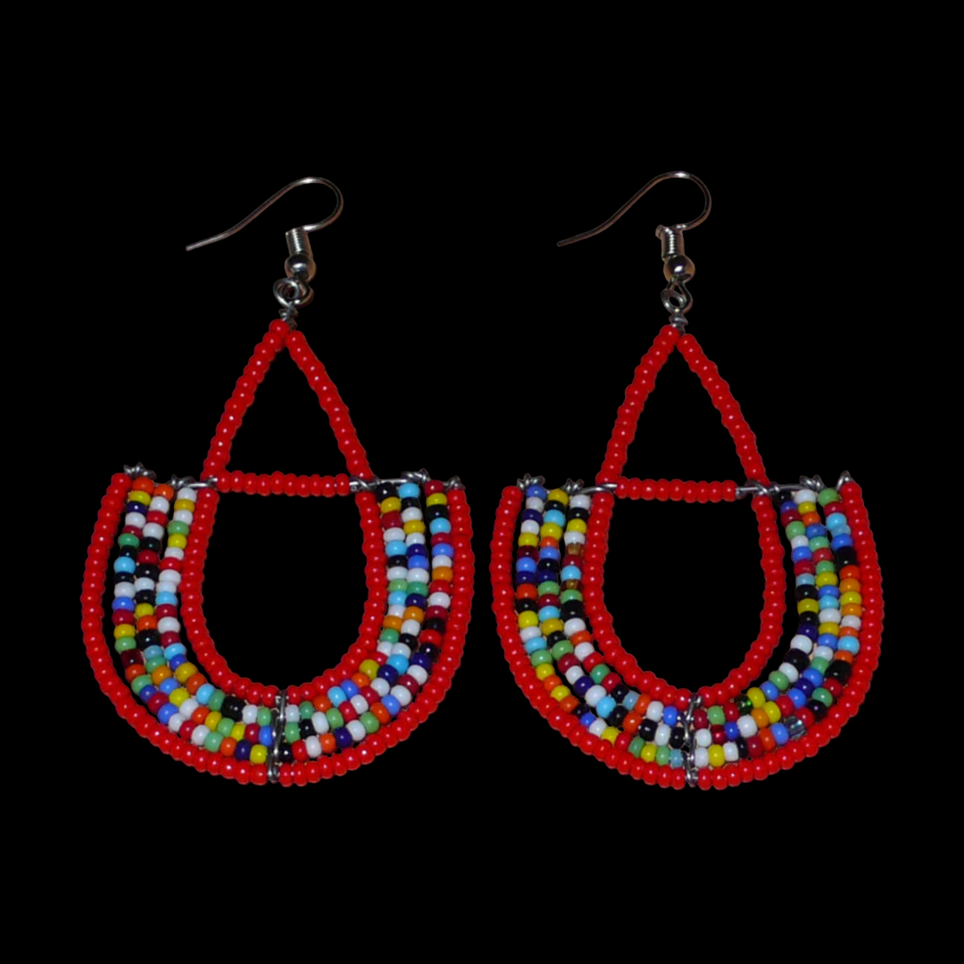 Boucles d'oreilles africaines rouges et multicolores en forme d'ancres. Elles mesurent 7,5 cm de long et 4 cm de large et se portent avec des crochets en acier inoxydable sur des oreilles percées.