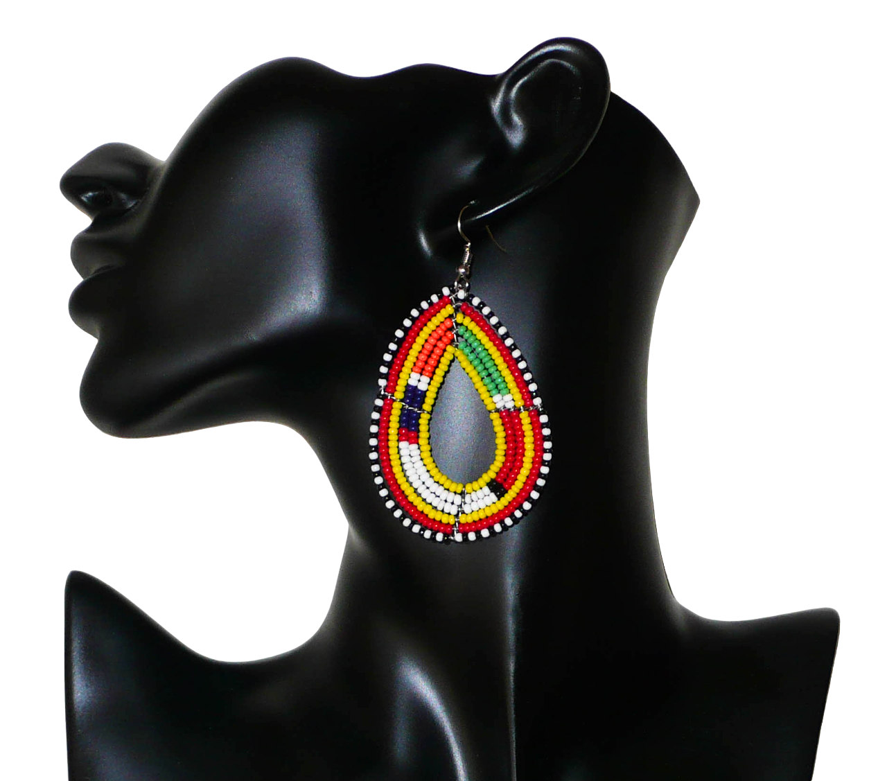 Boucles d'oreilles ethniques de tradition Massai en forme de gouttes faites de perles de rocaille jaunes et multicolores. Elles mesurent 8 cm de long et 4 cm de large et se portent avec des crochets en acier inoxydable sur des oreilles percées. Timeless Fineries
