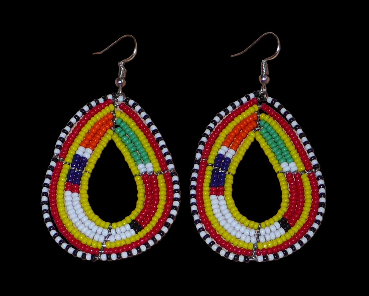 Boucles d'oreilles ethniques de tradition Massai en forme de gouttes faites de perles de rocaille jaunes et multicolores. Elles mesurent 8 cm de long et 4 cm de large et se portent avec des crochets en acier inoxydable sur des oreilles percées. 