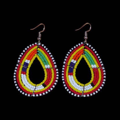 Boucles d'oreilles ethniques de tradition Massai en forme de gouttes faites de perles de rocaille jaunes et multicolores. Elles mesurent 8 cm de long et 4 cm de large et se portent avec des crochets en acier inoxydable sur des oreilles percées. 