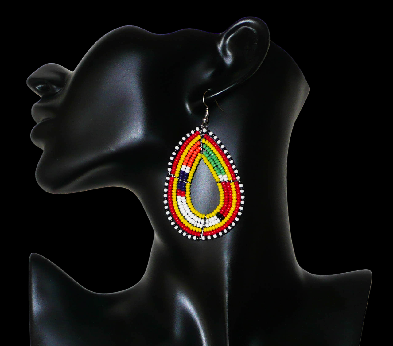 Boucles d'oreilles ethniques de tradition Massai en forme de gouttes faites de perles de rocaille jaunes et multicolores. Elles mesurent 8 cm de long et 4 cm de large et se portent avec des crochets en acier inoxydable sur des oreilles percées. 