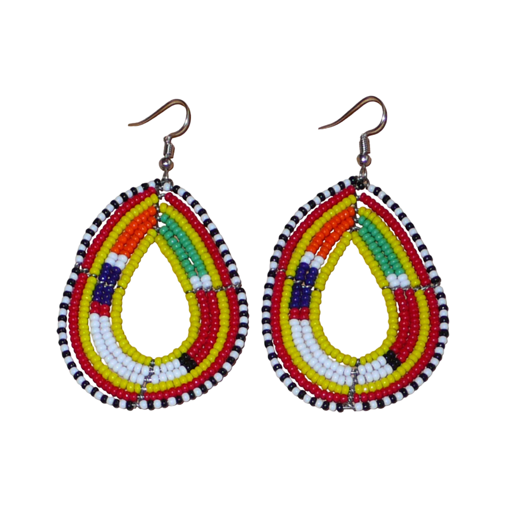 Boucles d'oreilles ethniques de tradition Massai en forme de gouttes faites de perles de rocaille jaunes et multicolores. Elles mesurent 8 cm de long et 4 cm de large et se portent avec des crochets en acier inoxydable sur des oreilles percées. 
