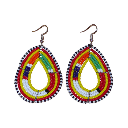 Boucles d'oreilles ethniques de tradition Massai en forme de gouttes faites de perles de rocaille jaunes et multicolores. Elles mesurent 8 cm de long et 4 cm de large et se portent avec des crochets en acier inoxydable sur des oreilles percées. 