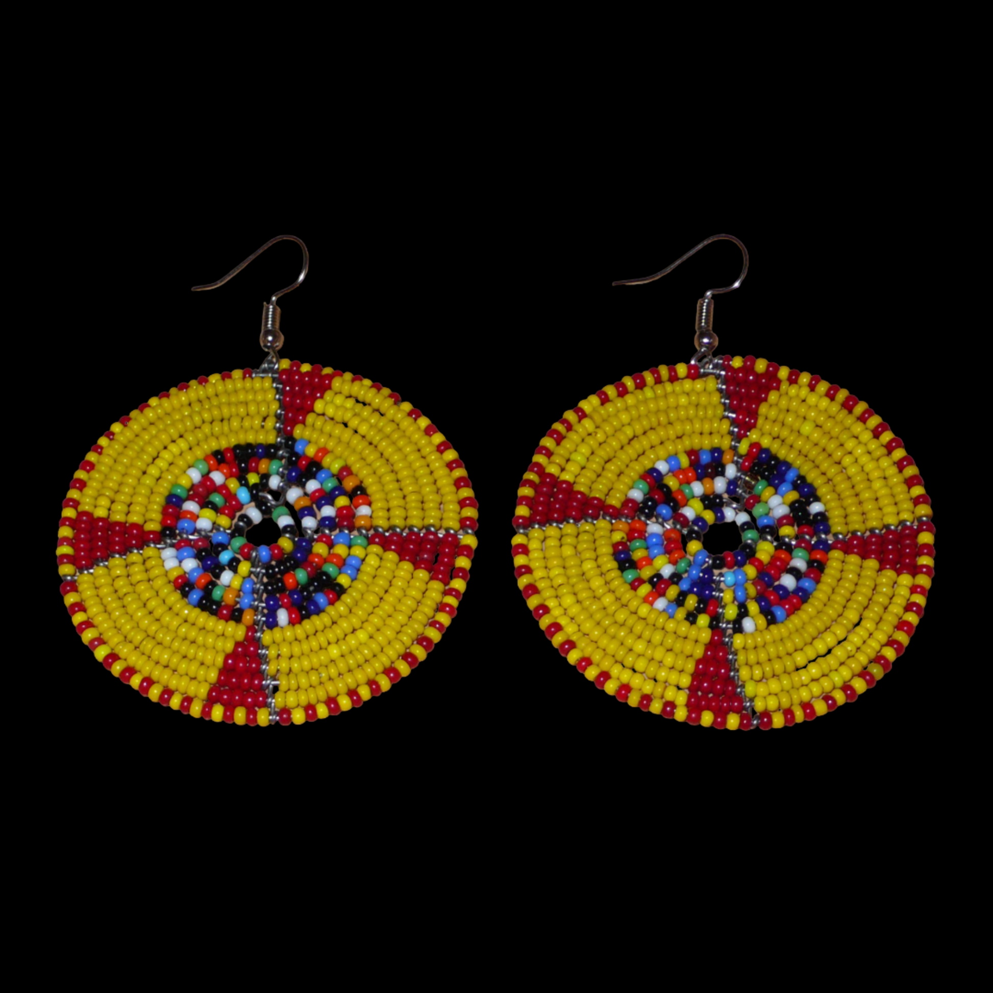 Boucles d'oreilles ethniques kenyanes en perles de rocaille principalement jaunes, puis rouges et multicolores enfilées sur des structures circulaires en fils de fer. Elles mesurent 7.5 cm de long et se portent sur des oreilles percées.