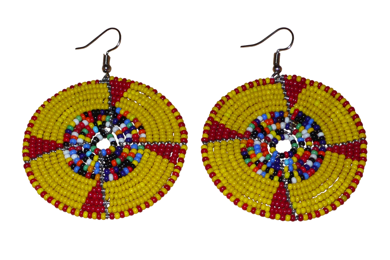 Boucles d'oreilles ethniques kenyanes en perles de rocaille principalement jaunes, puis rouges et multicolores enfilées sur des structures circulaires en fils de fer. Elles mesurent 7.5 cm de long et se portent sur des oreilles percées.