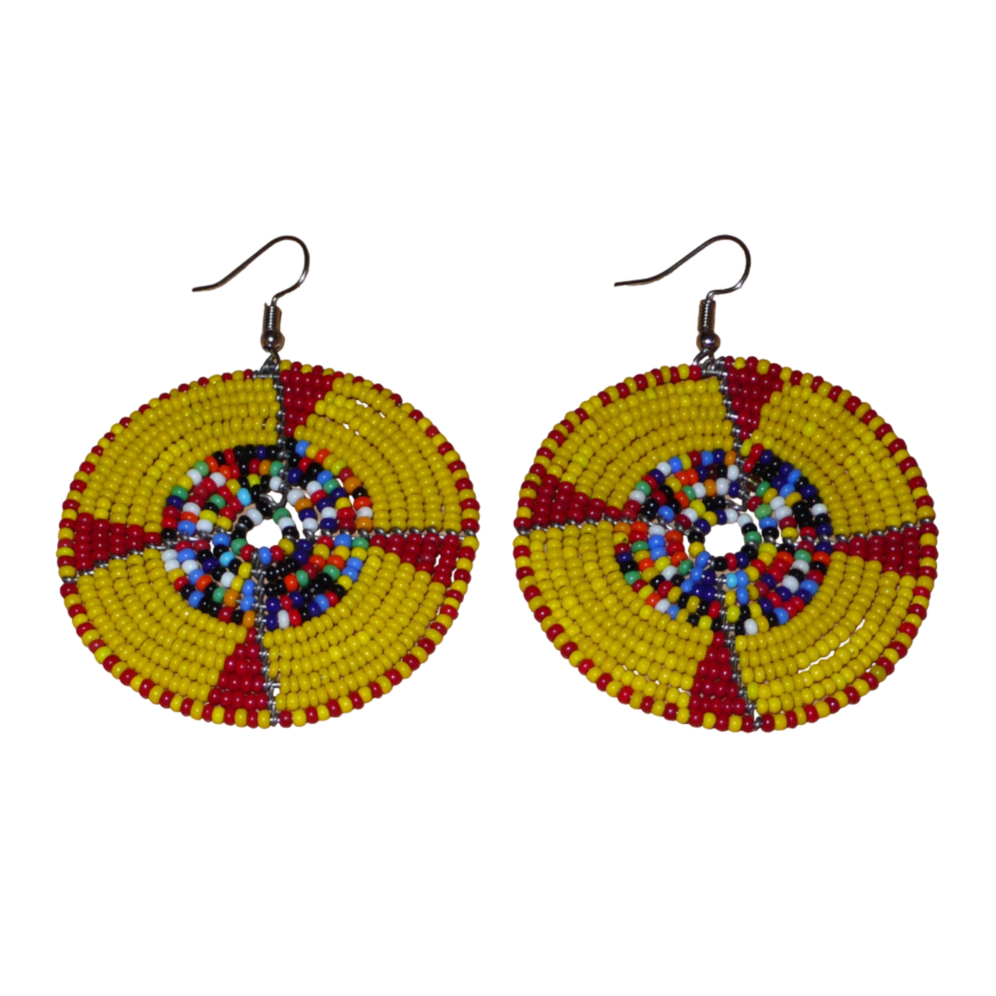Boucles d'oreilles ethniques kenyanes en perles de rocaille principalement jaunes, puis rouges et multicolores enfilées sur des structures circulaires en fils de fer. Elles mesurent 7.5 cm de long et se portent sur des oreilles percées.