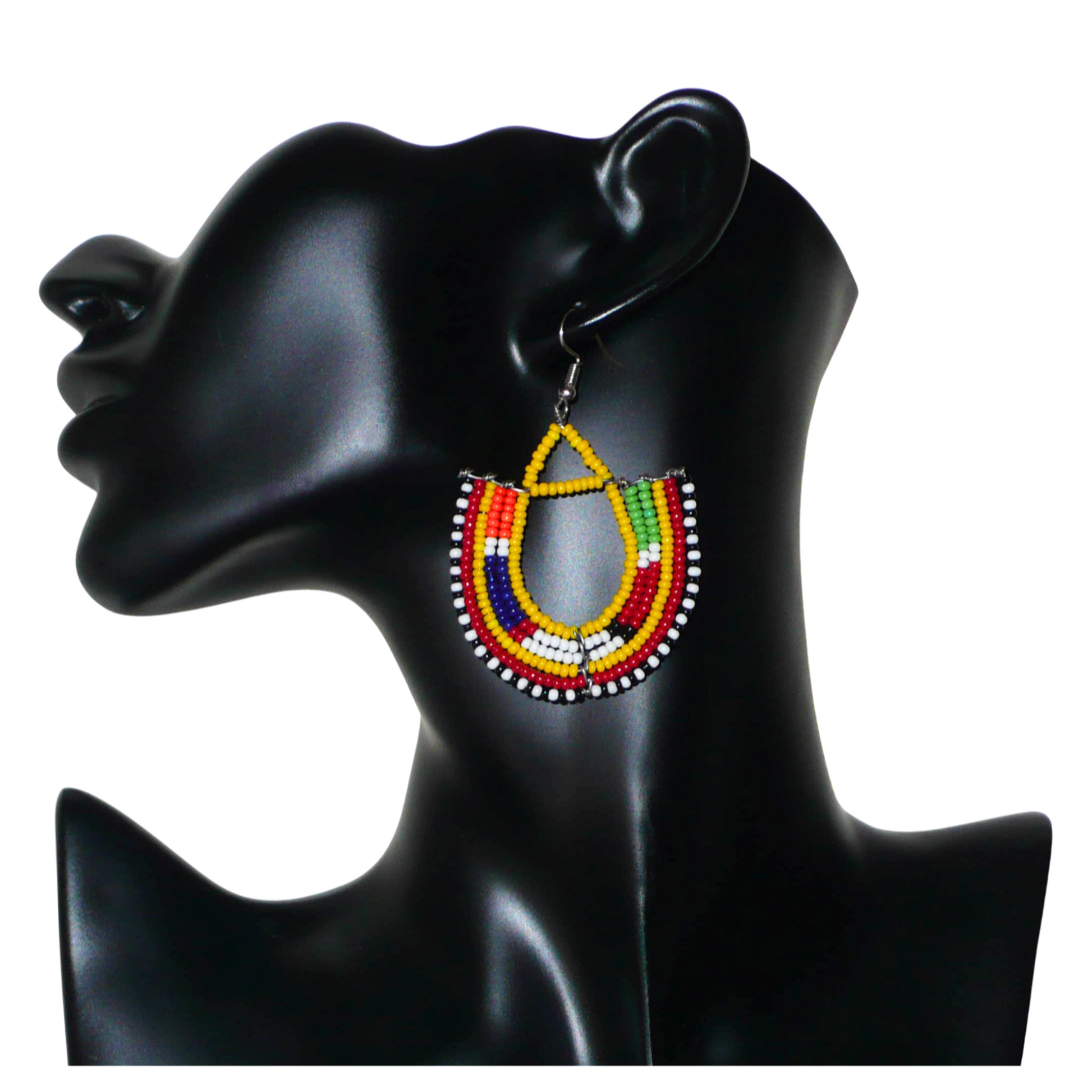 Cette paire de boucles d'oreilles africaines traditionnelles, de fabrication artisanale Massai, apportera une touche ethnique à votre look ! Ces boucles d'oreilles aux accents exotiques se composent de perles de rocaille jaunes et multicolores glissées sur des fils de fer montés en forme d'ancres. Elles mesurent 7 cm de long et 4.5 cm de large, et se portent avec des crochets en acier inoxydable sur des oreilles percées.
