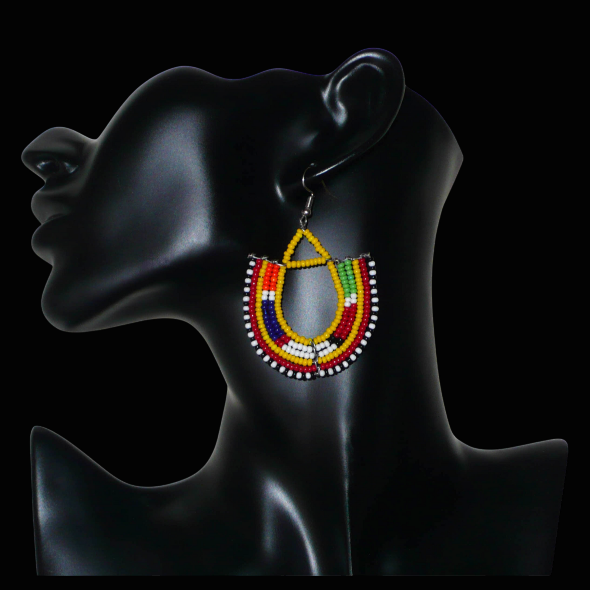 Cette paire de boucles d'oreilles africaines traditionnelles, de fabrication artisanale Massai, apportera une touche ethnique à votre look ! Ces boucles d'oreilles aux accents exotiques se composent de perles de rocaille jaunes et multicolores glissées sur des fils de fer montés en forme d'ancres. Elles mesurent 7 cm de long et 4.5 cm de large, et se portent avec des crochets en acier inoxydable sur des oreilles percées.