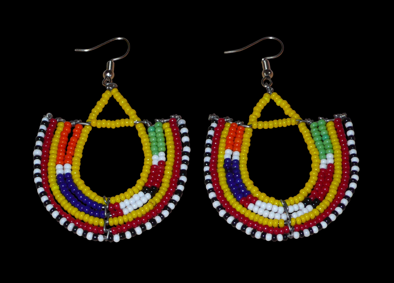 Cette paire de boucles d'oreilles africaines traditionnelles, de fabrication artisanale Massai, apportera une touche ethnique à votre look ! Ces boucles d'oreilles aux accents exotiques se composent de perles de rocaille jaunes et multicolores glissées sur des fils de fer montés en forme d'ancres. Elles mesurent 7 cm de long et 4.5 cm de large, et se portent avec des crochets en acier inoxydable sur des oreilles percées.