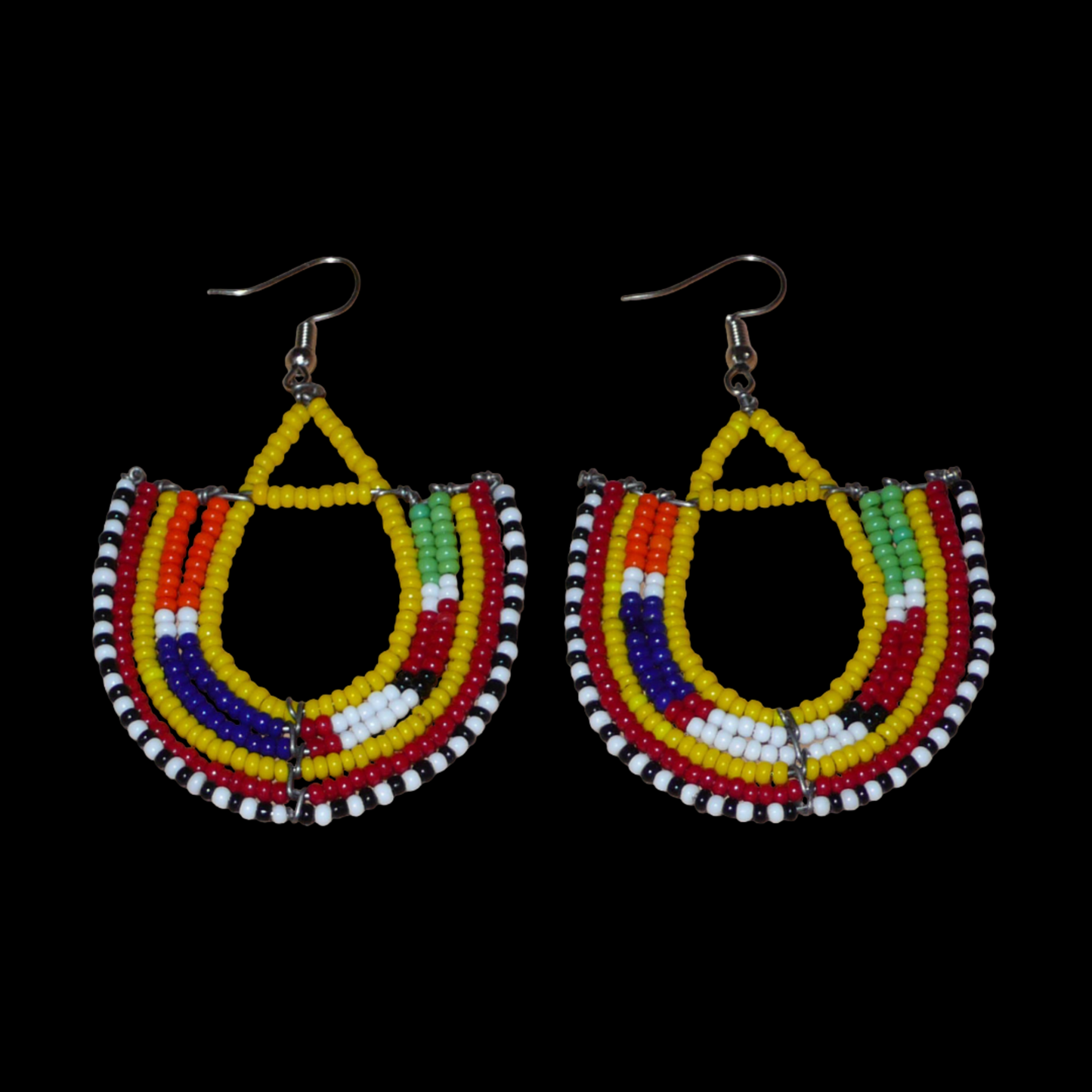 Cette paire de boucles d'oreilles africaines traditionnelles, de fabrication artisanale Massai, apportera une touche ethnique à votre look ! Ces boucles d'oreilles aux accents exotiques se composent de perles de rocaille jaunes et multicolores glissées sur des fils de fer montés en forme d'ancres. Elles mesurent 7 cm de long et 4.5 cm de large, et se portent avec des crochets en acier inoxydable sur des oreilles percées.