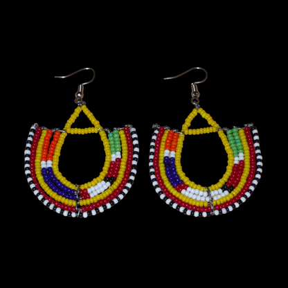 Cette paire de boucles d'oreilles africaines traditionnelles, de fabrication artisanale Massai, apportera une touche ethnique à votre look ! Ces boucles d'oreilles aux accents exotiques se composent de perles de rocaille jaunes et multicolores glissées sur des fils de fer montés en forme d'ancres. Elles mesurent 7 cm de long et 4.5 cm de large, et se portent avec des crochets en acier inoxydable sur des oreilles percées.