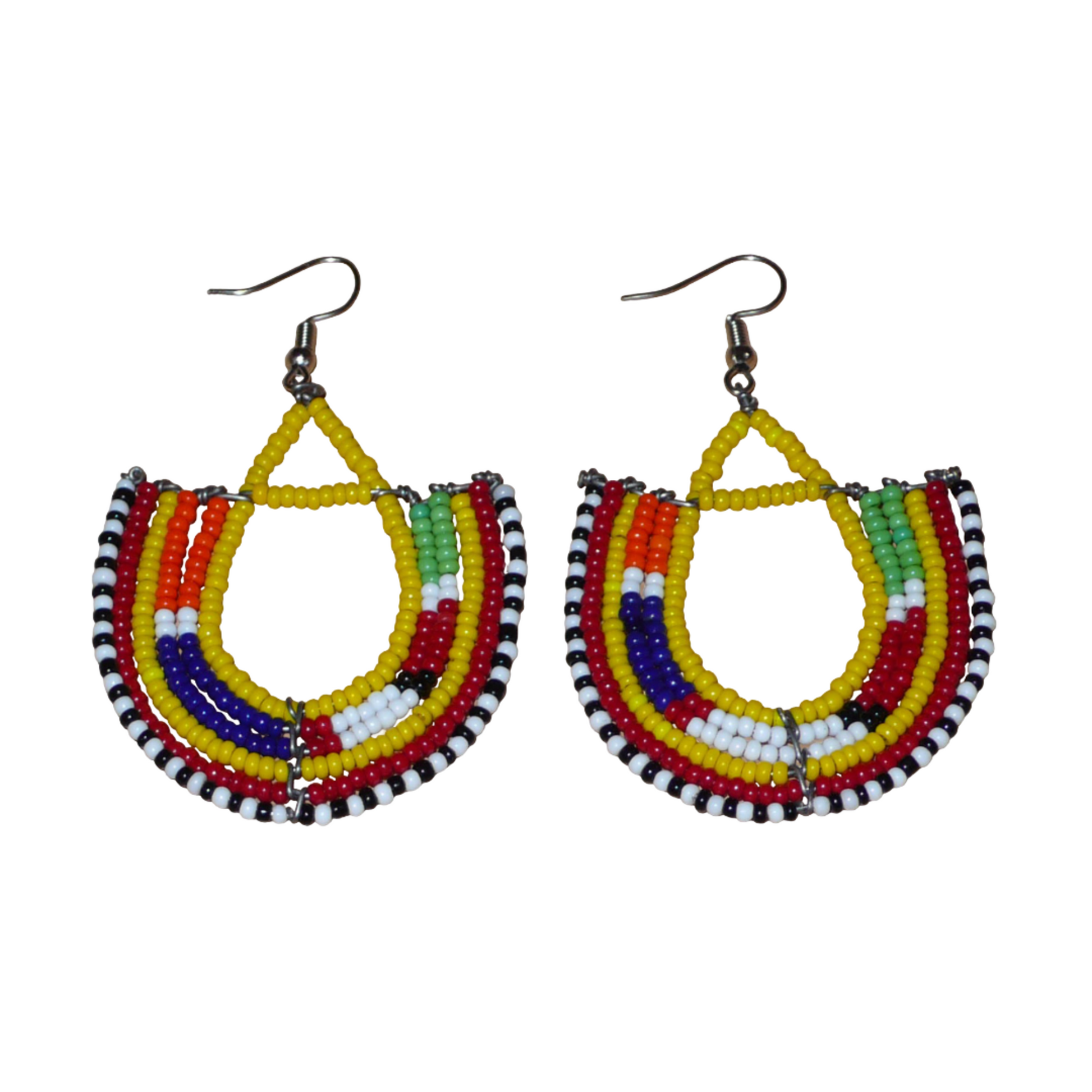 Cette paire de boucles d'oreilles africaines traditionnelles, de fabrication artisanale Massai, apportera une touche ethnique à votre look ! Ces boucles d'oreilles aux accents exotiques se composent de perles de rocaille jaunes et multicolores glissées sur des fils de fer montés en forme d'ancres. Elles mesurent 7 cm de long et 4.5 cm de large, et se portent avec des crochets en acier inoxydable sur des oreilles percées.