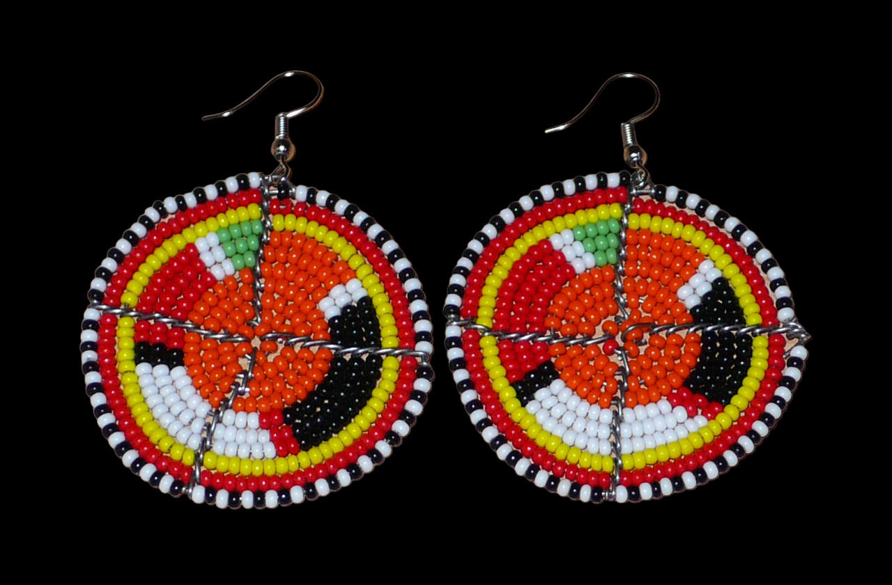 Boucles d'oreilles africaines Massai rondes en perles de rocaille orange et multicolores ; de taille moyenne, elles mesurent 6,5 cm de long et 4,5 cm de large, et se portent avec des crochets en acier inoxydable.