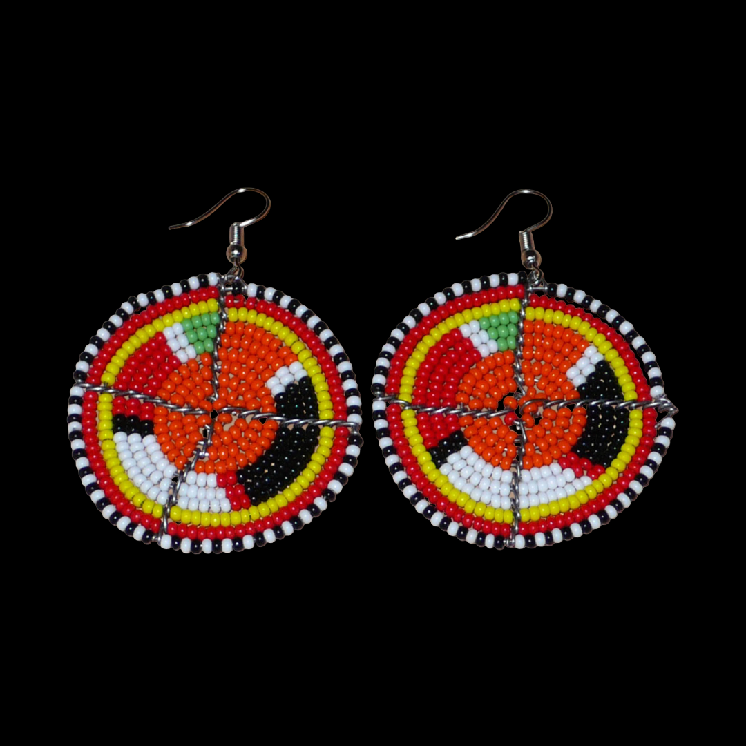 Boucles d'oreilles africaines Massai rondes en perles de rocaille orange et multicolores ; de taille moyenne, elles mesurent 6,5 cm de long et 4,5 cm de large, et se portent avec des crochets en acier inoxydable.