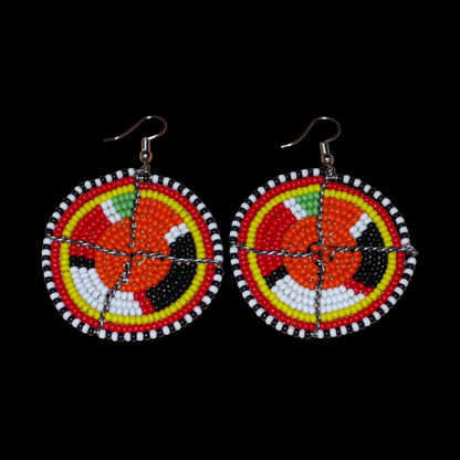 Boucles d'oreilles africaines Massai rondes en perles de rocaille orange et multicolores ; de taille moyenne, elles mesurent 6,5 cm de long et 4,5 cm de large, et se portent avec des crochets en acier inoxydable.