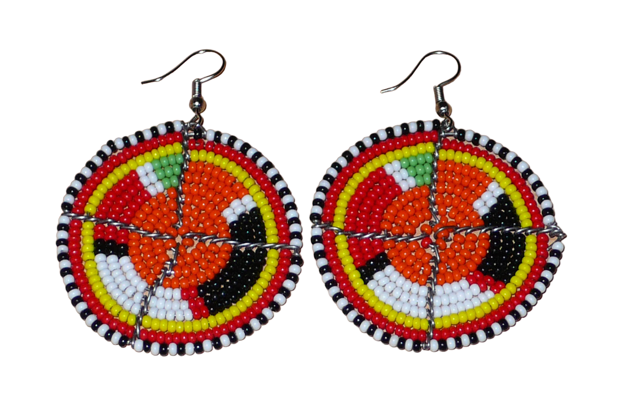 Boucles d'oreilles africaines Massai rondes en perles de rocaille orange et multicolores ; de taille moyenne, elles mesurent 6,5 cm de long et 4,5 cm de large, et se portent avec des crochets en acier inoxydable.