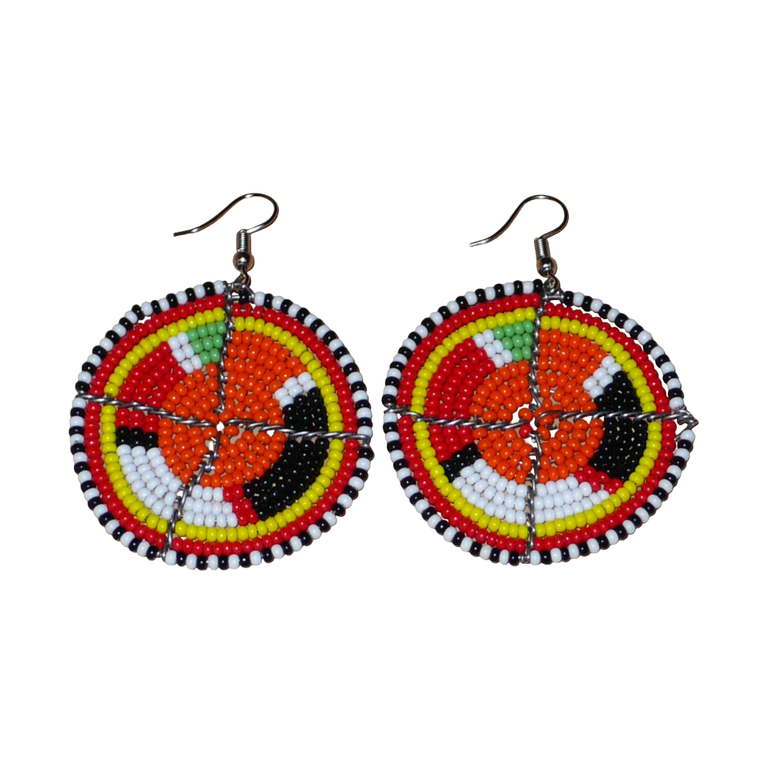 Boucles d'oreilles africaines Massai rondes en perles de rocaille orange et multicolores ; de taille moyenne, elles mesurent 6,5 cm de long et 4,5 cm de large, et se portent avec des crochets en acier inoxydable.