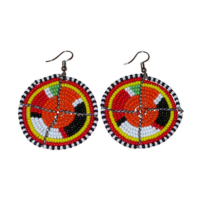 Boucles d'oreilles africaines Massai rondes en perles de rocaille orange et multicolores ; de taille moyenne, elles mesurent 6,5 cm de long et 4,5 cm de large, et se portent avec des crochets en acier inoxydable.