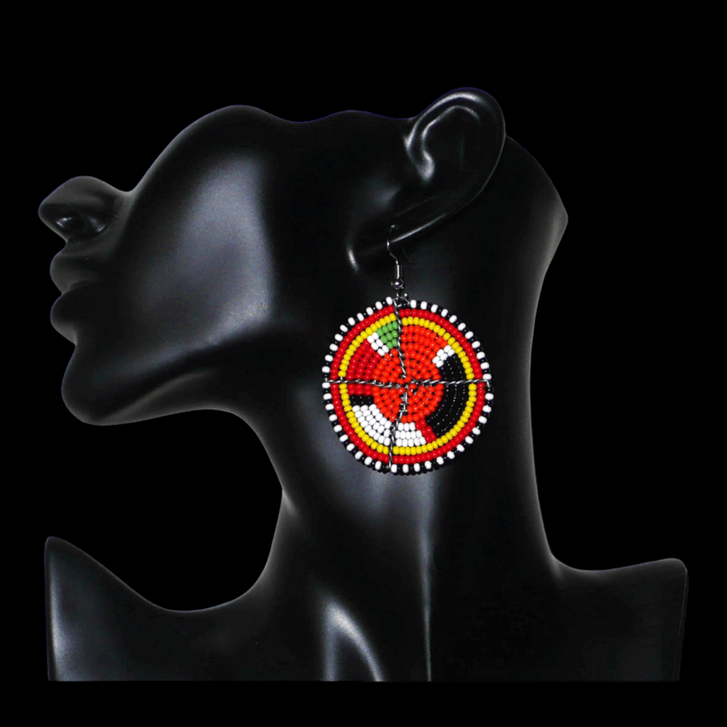 Boucles d'oreilles africaines Massai rondes en perles de rocaille orange et multicolores ; de taille moyenne, elles mesurent 6,5 cm de long et 4,5 cm de large, et se portent avec des crochets en acier inoxydable.