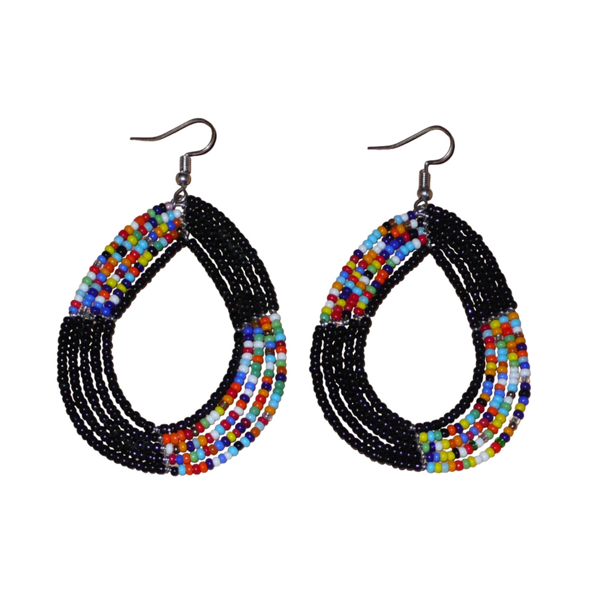Longues boucles d'oreilles multi-rangs noires et multicolores en forme de gouttes composées de perles de rocaille. Elles mesurent 8 cm de long sur 5 cm de large ; et se portent avec des crochets sur des oreilles percées.