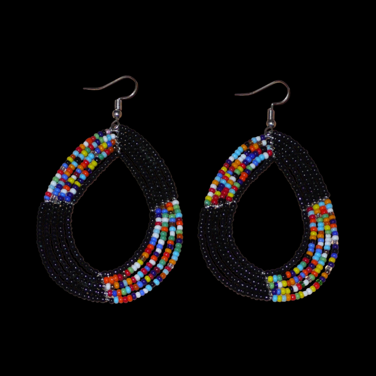 Longues boucles d'oreilles multi-rangs noires et multicolores en forme de gouttes composées de perles de rocaille. Elles mesurent 8 cm de long sur 5 cm de large ; et se portent avec des crochets sur des oreilles percées.