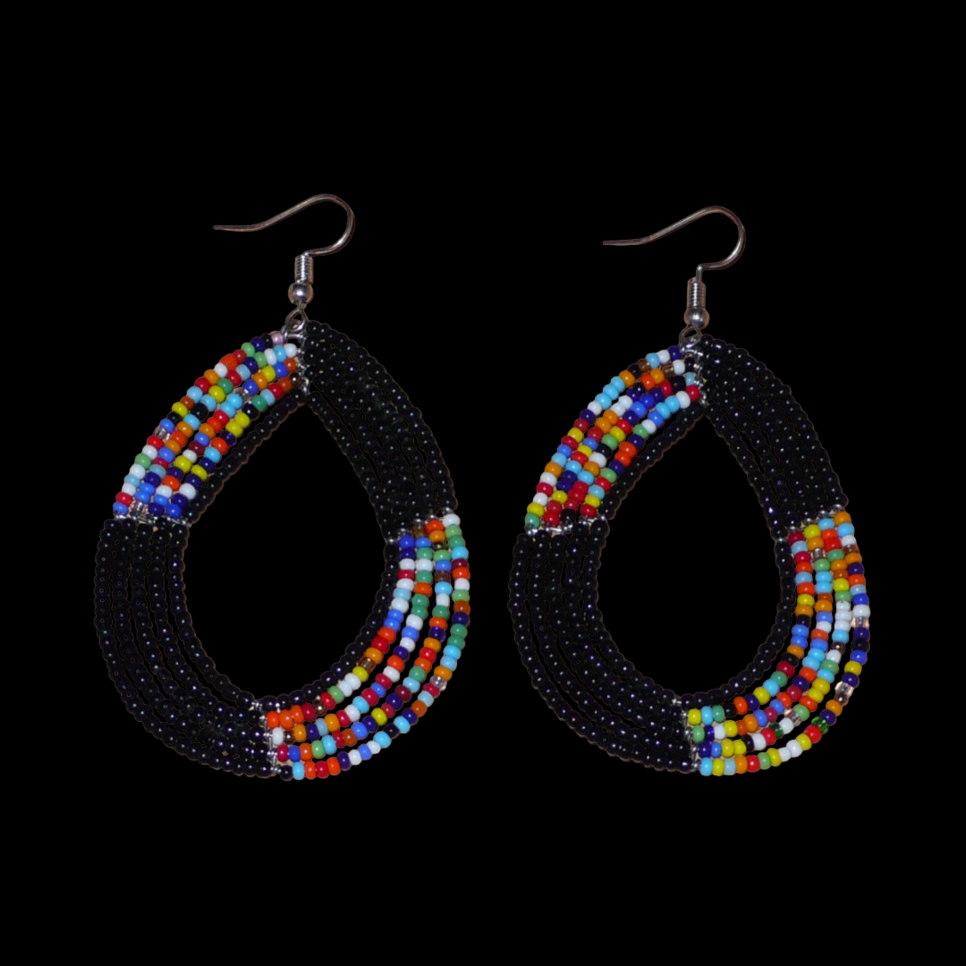 Longues boucles d'oreilles multi-rangs noires et multicolores en forme de gouttes composées de perles de rocaille. Elles mesurent 8 cm de long sur 5 cm de large ; et se portent avec des crochets sur des oreilles percées.