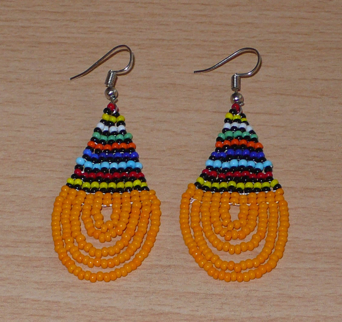 Boucles d'oreilles africaines ethniques en forme de gouttes faites de perles orange clair et multicolores.