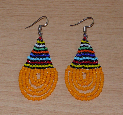 Boucles d'oreilles africaines ethniques en forme de gouttes faites de perles orange clair et multicolores.