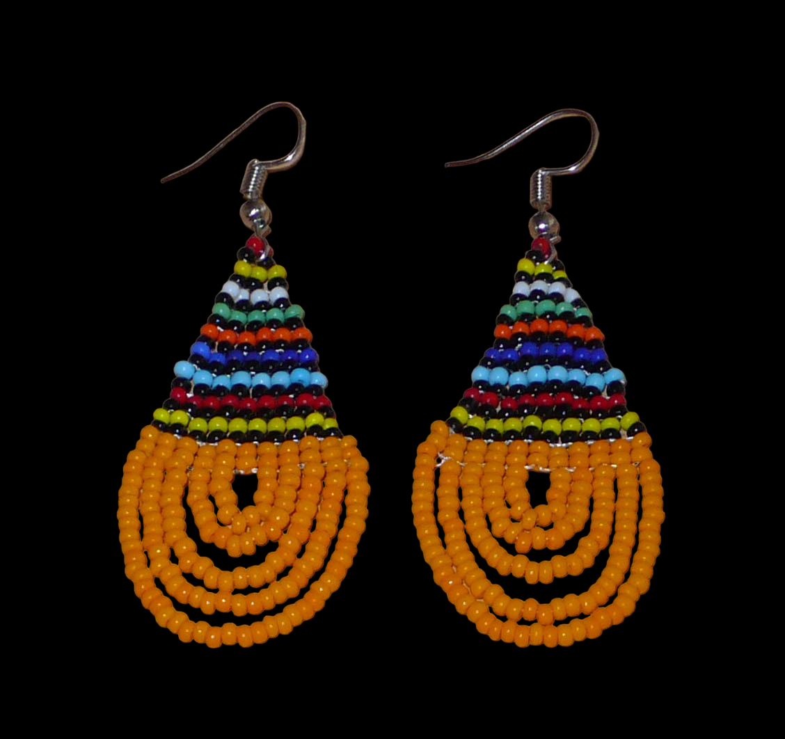 Boucles d'oreilles africaines ethniques en forme de gouttes faites de perles orange clair et multicolores.