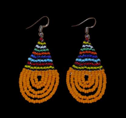 Boucles d'oreilles africaines ethniques en forme de gouttes faites de perles orange clair et multicolores.