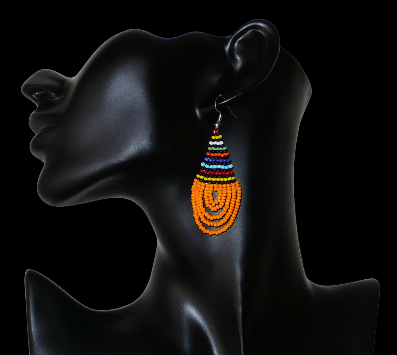 Boucles d'oreilles africaines ethniques en forme de gouttes faites de perles orange clair et multicolores.