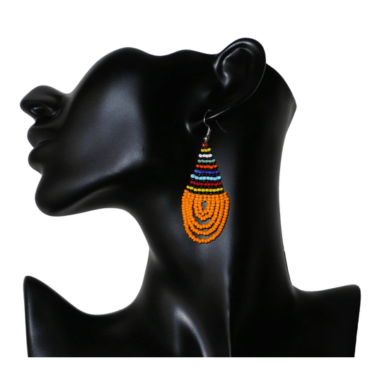 Boucles d'oreilles africaines ethniques en forme de gouttes faites de perles orange clair et multicolores.