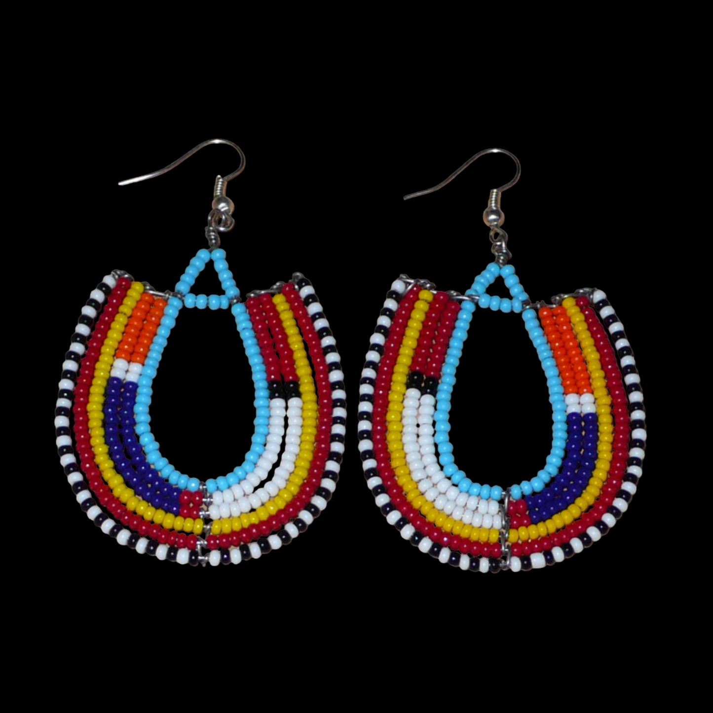 Boucles d'oreilles africaines traditionnelles Massai en forme d'ancres composées de perles de rocaille bleues et multicolores glissées sur des structures géométriques en fils de fer. Elles mesurent 8 cm de long et 4.5 cm de large, et se portent avec des crochets en acier inoxydable sur des oreilles percées. 
