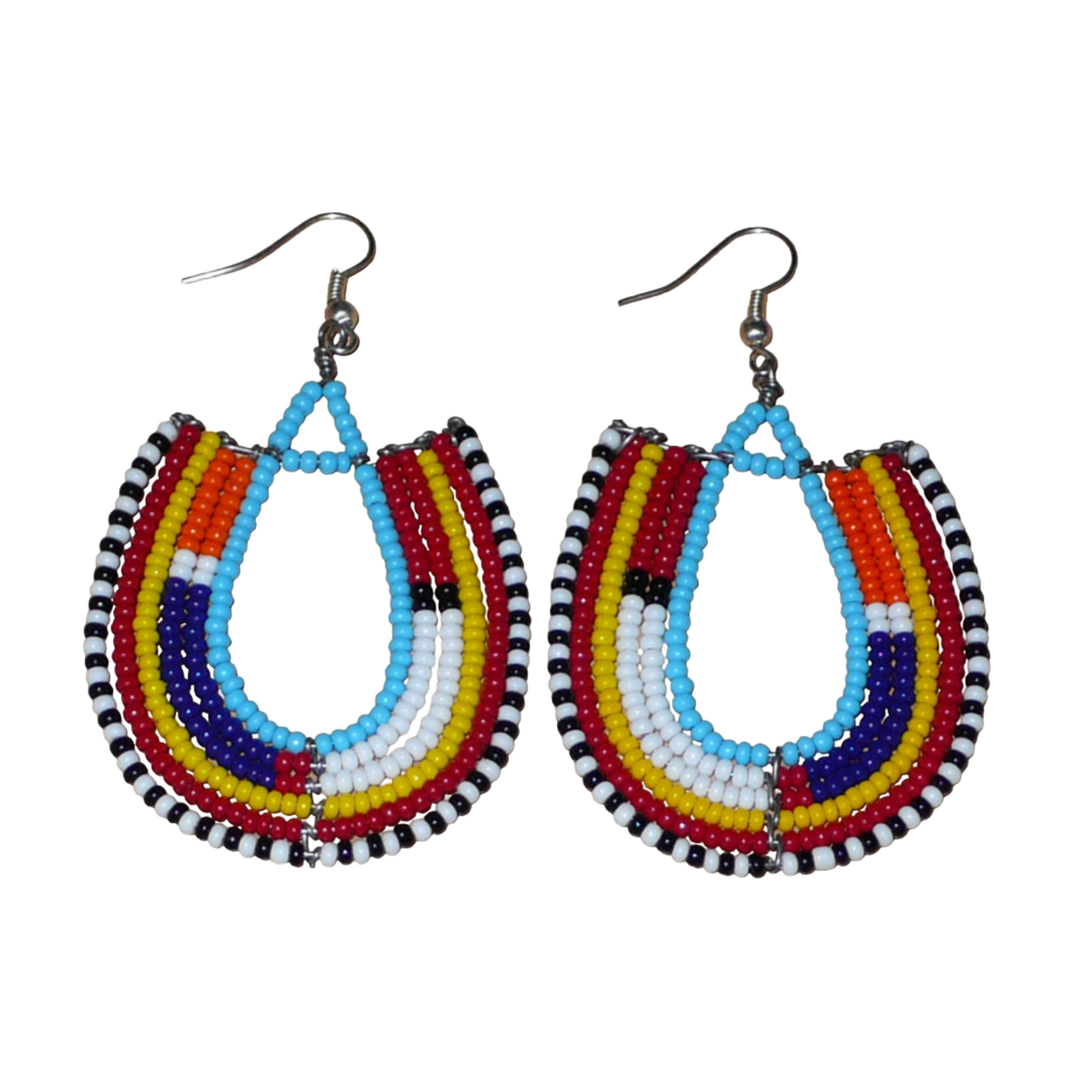 Boucles d'oreilles africaines traditionnelles Massai en forme d'ancres composées de perles de rocaille bleues et multicolores glissées sur des structures géométriques en fils de fer. Elles mesurent 8 cm de long et 4.5 cm de large, et se portent avec des crochets en acier inoxydable sur des oreilles percées. 