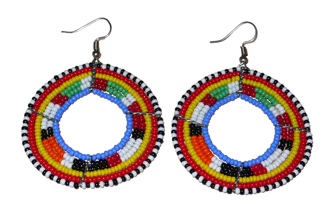 Boucles d'oreilles africaines rondes traditionnelles à motifs ethniques Massai composées de perles de rocaille bleues et multicolores. Ces créoles perlées mesurent 7 cm de long et 5 cm de large ; elles se portent avec des crochets en acier inoxydable sur des oreilles percées.