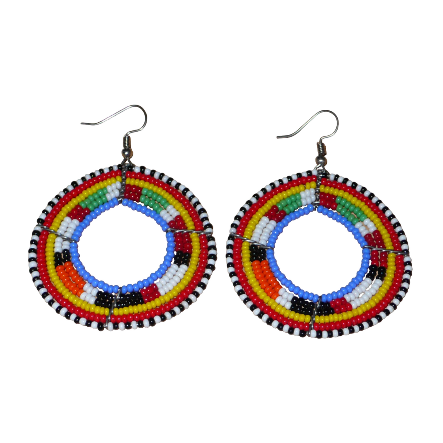 Boucles d'oreilles africaines rondes traditionnelles à motifs ethniques Massai composées de perles de rocaille bleues et multicolores. Ces créoles perlées mesurent 7 cm de long et 5 cm de large ; elles se portent avec des crochets en acier inoxydable sur des oreilles percées.