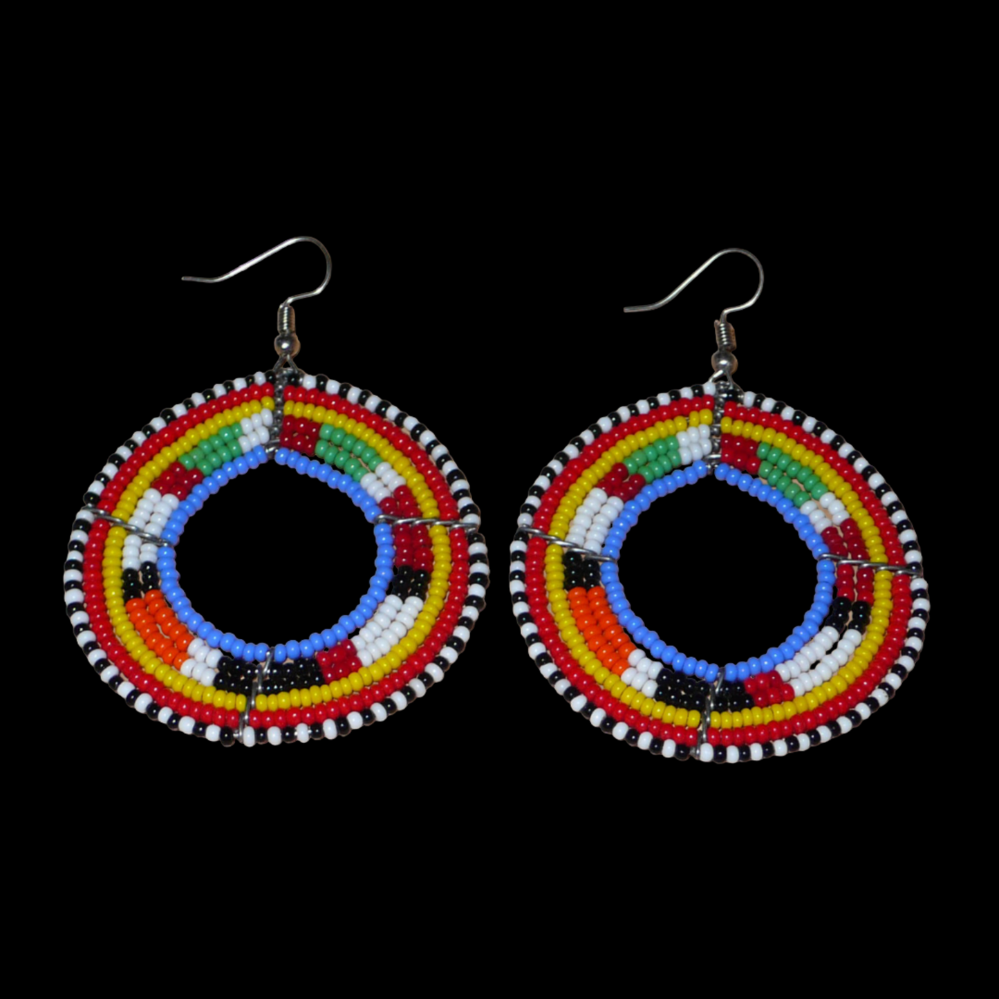 Boucles d'oreilles africaines rondes traditionnelles à motifs ethniques Massai composées de perles de rocaille bleues et multicolores. Ces créoles perlées mesurent 7 cm de long et 5 cm de large ; elles se portent avec des crochets en acier inoxydable sur des oreilles percées.