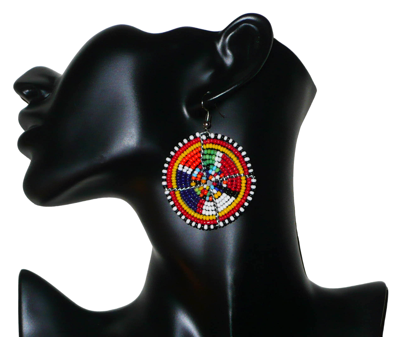 Boucles d'oreilles africaines rondes à motifs ethniques Massai composées de perles de rocaille multicolores enfilées sur des structures circulaires en fils de fer. Elles mesurent 6 cm de long et 4,5 cm de large, et se portent avec des crochets en acier inoxydable sur des oreilles percées.