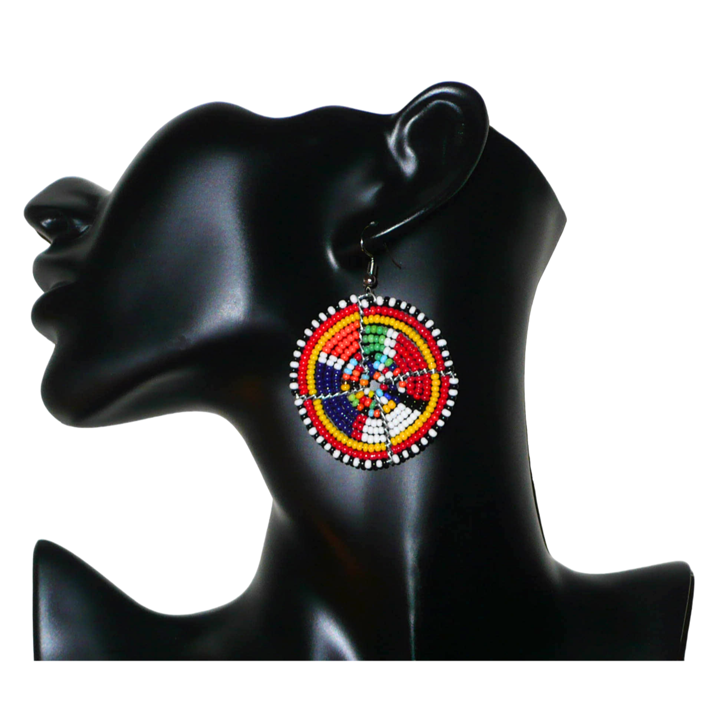 Boucles d'oreilles africaines rondes à motifs ethniques Massai en perles de rocaille multicolores. Elles mesurent 6 cm de long et 4,5 cm de large, et se portent avec des crochets en acier inoxydable sur des oreilles percées.
