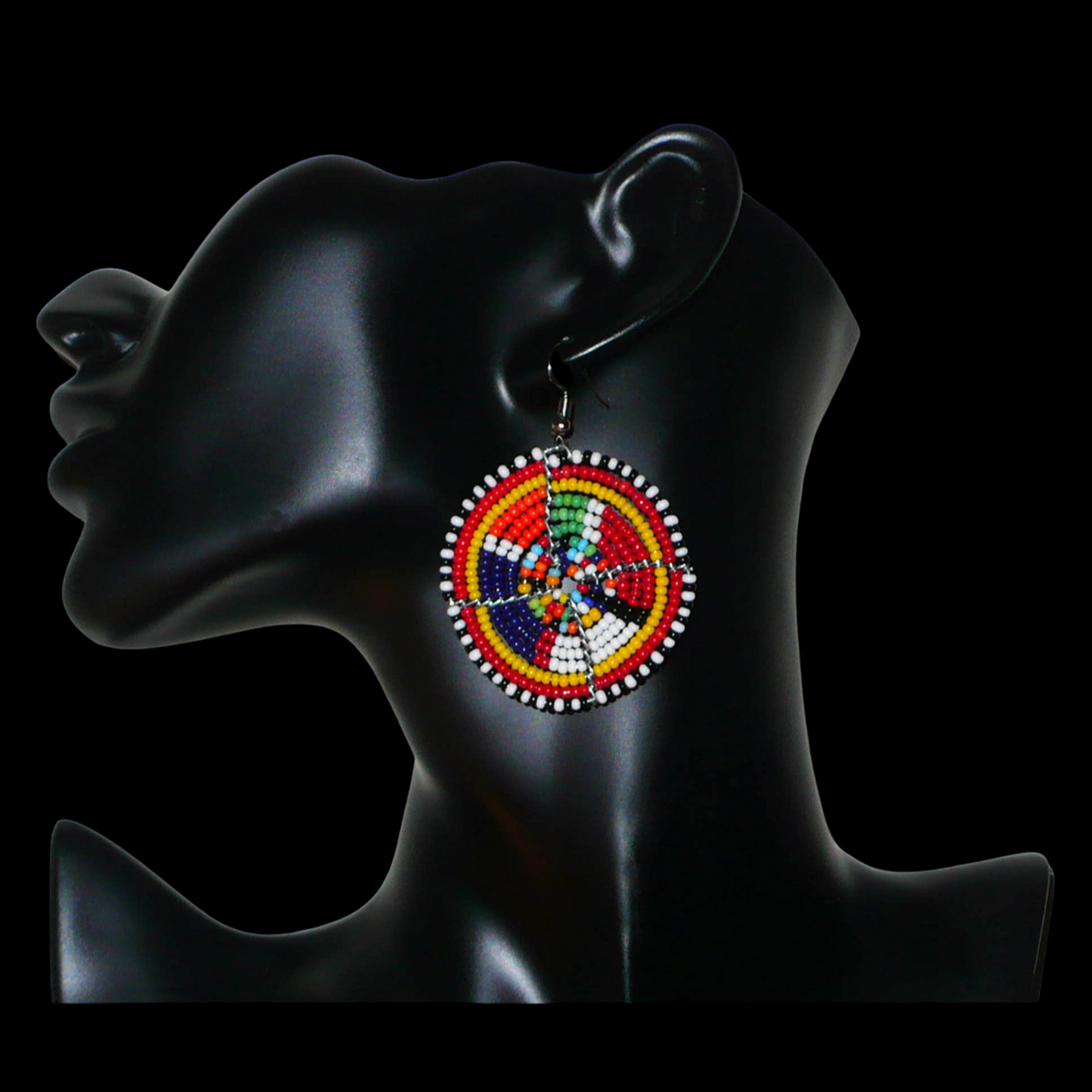 Boucles d'oreilles africaines rondes à motifs ethniques Massai en perles de rocaille multicolores. Elles mesurent 6 cm de long et 4,5 cm de large, et se portent avec des crochets en acier inoxydable sur des oreilles percées.