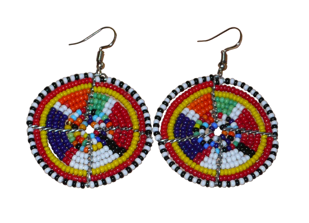 Boucles d'oreilles africaines rondes à motifs ethniques Massai en perles de rocaille multicolores. Elles mesurent 6 cm de long et 4,5 cm de large, et se portent avec des crochets en acier inoxydable sur des oreilles percées.