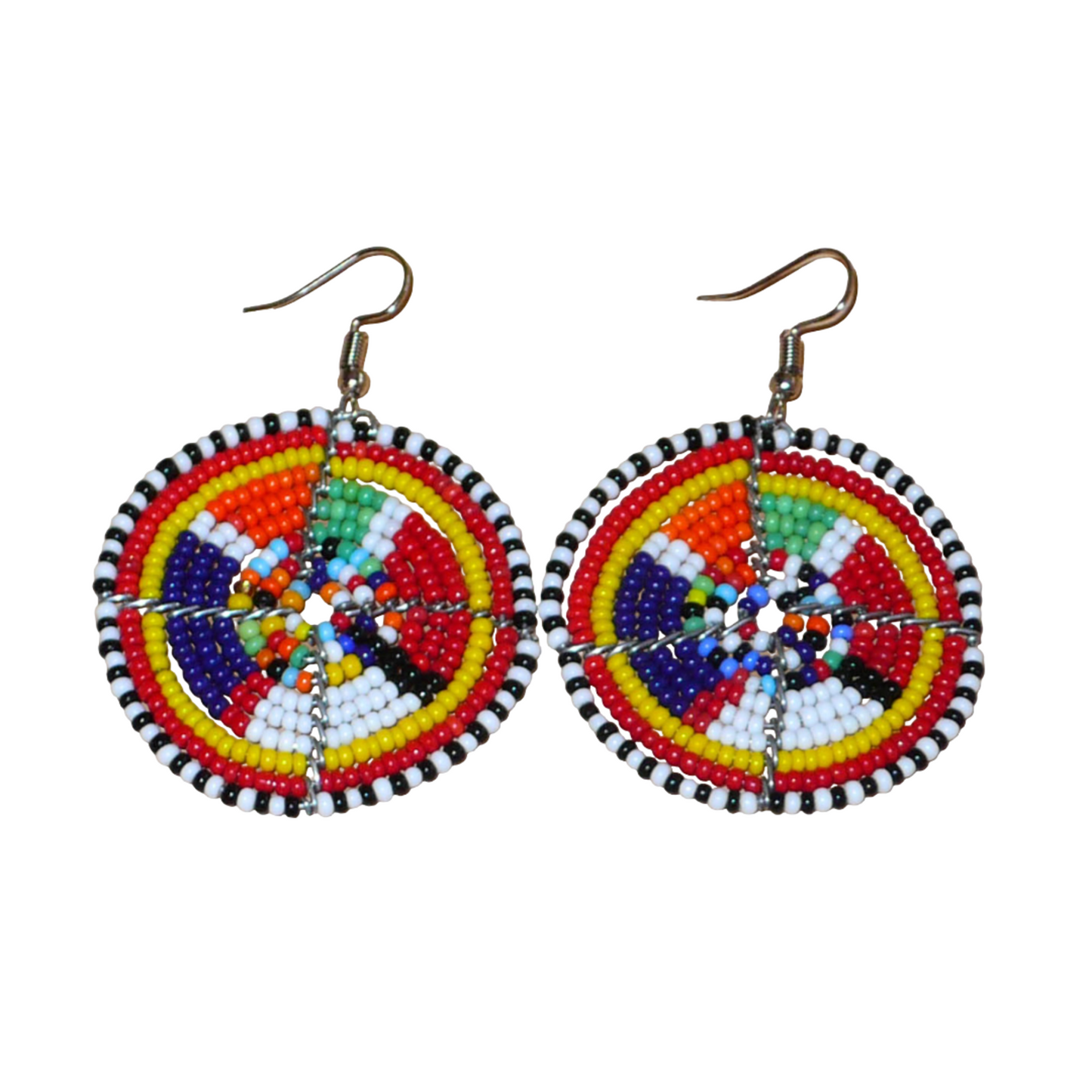 Boucles d'oreilles africaines rondes à motifs ethniques Massai en perles de rocaille multicolores. Elles mesurent 6 cm de long et 4,5 cm de large, et se portent avec des crochets en acier inoxydable sur des oreilles percées.