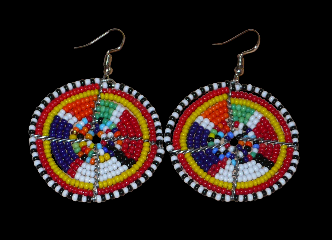 Boucles d'oreilles africaines rondes à motifs ethniques Massai en perles de rocaille multicolores. Elles mesurent 6 cm de long et 4,5 cm de large, et se portent avec des crochets en acier inoxydable sur des oreilles percées.