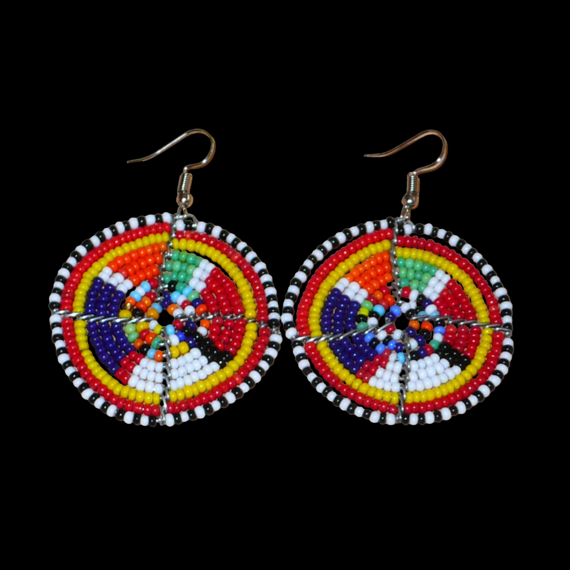 Boucles d'oreilles africaines rondes à motifs ethniques Massai en perles de rocaille multicolores. Elles mesurent 6 cm de long et 4,5 cm de large, et se portent avec des crochets en acier inoxydable sur des oreilles percées.