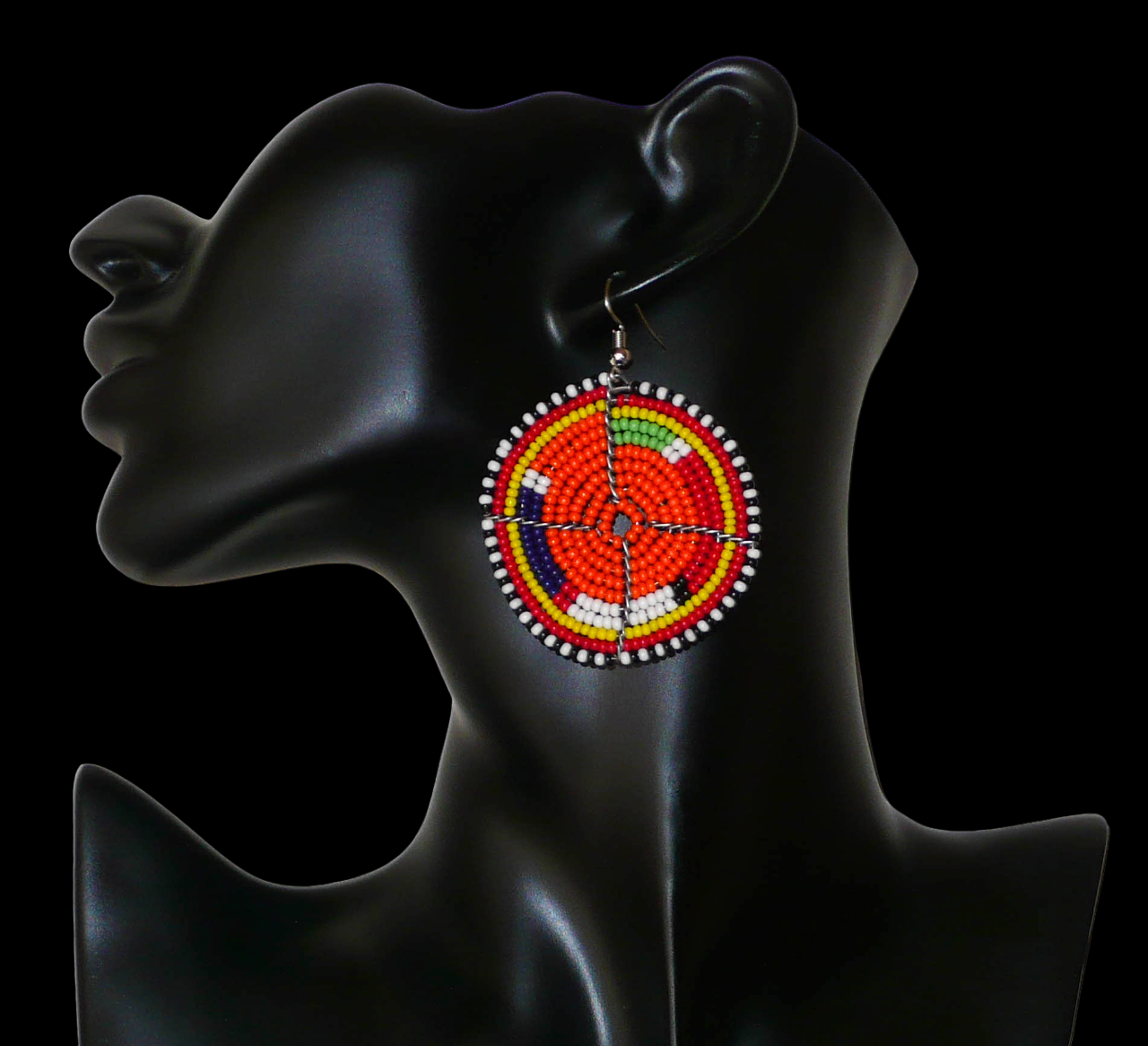 Boucles d'oreilles africaines traditionnelles Massai faites de perles de rocaille orange et multicolores glissées sur des structures circulaires en fils de fer. Elles mesurent 6,5 cm de long et 5 cm de large, et se portent avec des attaches en acier inoxydable sur des oreilles percées.